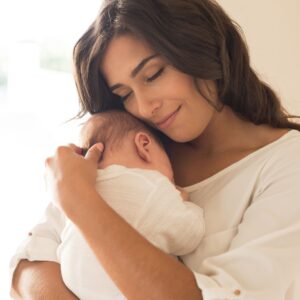 madre abrazando un bebe