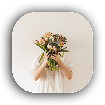 persona con ramo de flores