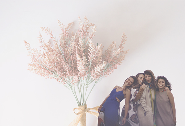 Grupo de chicas junto a ramillete de flores